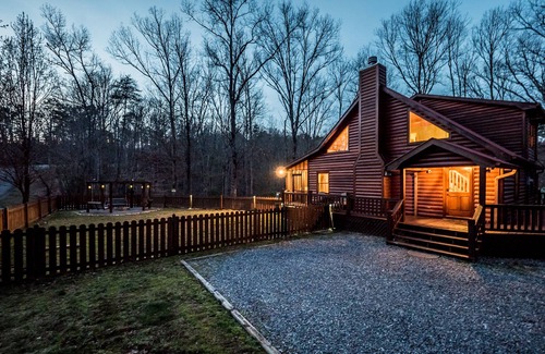Blue Ridge Cabin | 🌲Mountain Hideaway 📶WiFi 💦 Hot tub, 🐶 friendly Fenced Yard, EV charger🔌