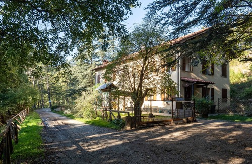 Moggiana Apartment | Mountain Hut 'Camera Nel Verde' with Mountain View, Shared Garden and Wi-Fi