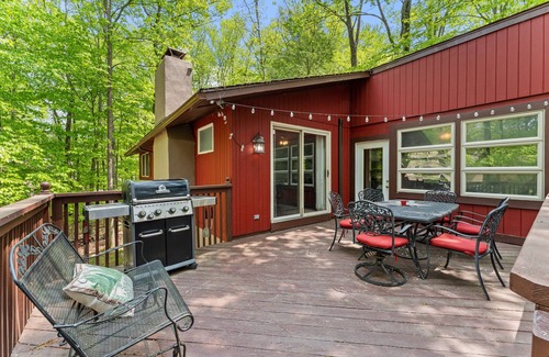 Wallenpaupauk Lake Estates House | Mountain Lair in Lake Wallenpaupack w/Firepit- Near Fall Activities