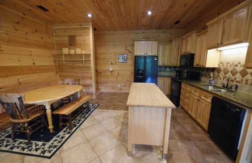 Blairsville House | Mountain Lakefront Log Cabin on Lake Nottely in Blairsville and near Blue Ridge