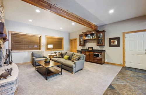 Summit Park House | Mountain Luxury: Sleeps 10, Private Hot Tub, 15 Min to Canyons, Ideal for Family Getaways!