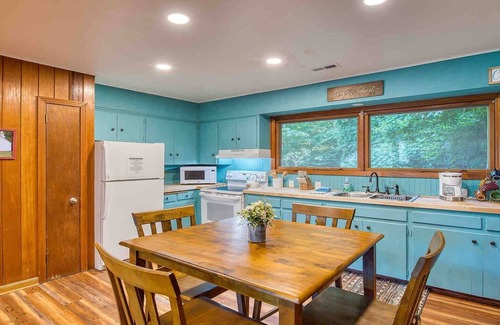 Maggie Valley Cottage | Mountain Magic-Peaceful, Cozy, Pet-Friendly Escape