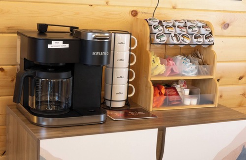 Fairplay Cabin | Mountain retreat I Hot Tub l Views l Cozy & Clean l Dog-friendly l Near Breck