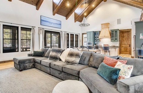 McCall Cabin | Mountain riverfront cabin, family-friendly w/hiking, fishing, fireplace, & WiFi