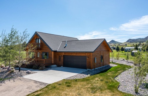 Ennis Cabin | Mountain Tee - Cozy Log Home In Ennis Just Minutes From the Madison River!