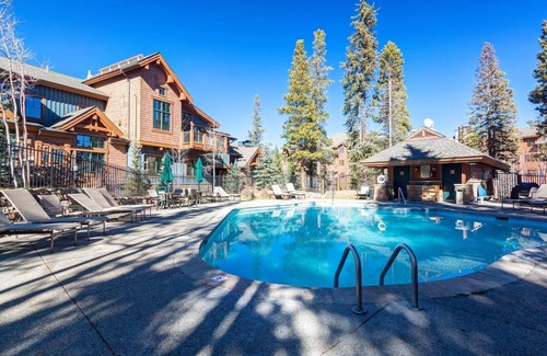 Christie Heights House | Mountain Thunder Condo- 7 Minute Walk to Main Street with Hot Tub, Pool & Sauna