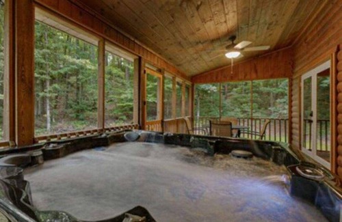 Sautee Nacoochee Cabin | "Mountain Time" luxurious cabin near Helen and Unicoi State Park- Sept 10% Off