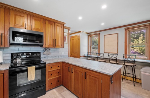 Bartlett House | Mountain Top Hideaway 10 Min to North Conway & 5 Min Saco River, pet friendly