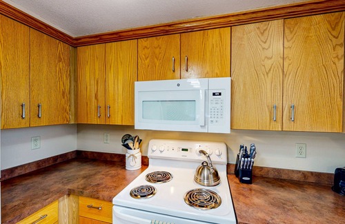 Big Sky Condo | Mountain & valley view condo with hot tub, fireplace, washer/dryer, & smart TVs