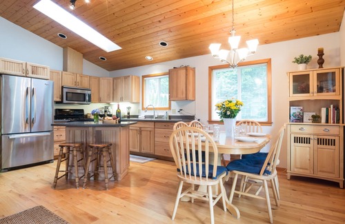 Glacier House | Mountain Vibes, Starry Skies, Fireside Chats at Woodland Bungalo