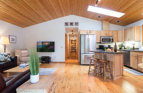 Glacier House | Mountain Vibes, Starry Skies, Fireside Chats at Woodland Bungalo