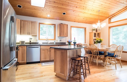 Glacier House | Mountain Vibes, Starry Skies, Fireside Chats at Woodland Bungalo