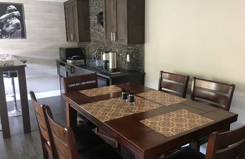 Southwest Mission House | Mountain View bright 3 bedrooms, landscaped back yard at lower level of a house