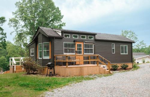 Old Fort Apartment | Mountain View Bungalow Near Breweries, Trails, Pool and Waterfalls