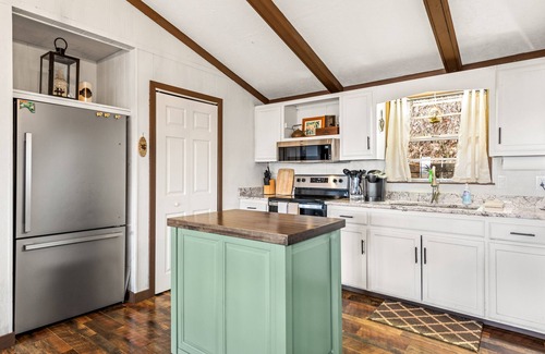 Franklin House | Mountain-view cabin with central AC, grill, firepit, deck, & W/D