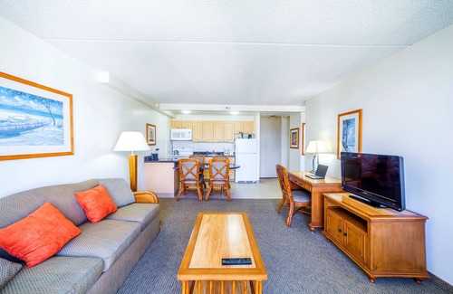 Diamond Head - Kapahulu - St. Louis Condo | Mountain View Condo, Near Beach + Free Parking!