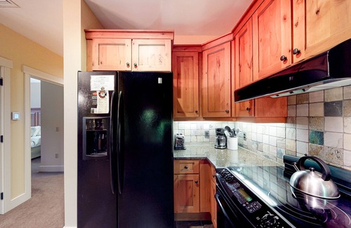 Stratton Mountain Condo | Mountain View Condo with Fast WiFi, Shared Hot Tub, & Resort Amenities