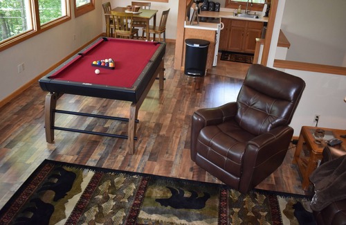 Gatlinburg - Pigeon Forge Cabin | MOUNTAIN VIEW! Cozy 2BR/2BA Cabin! Fire Place, Hot Tub, Outdoor Fire Pit & more