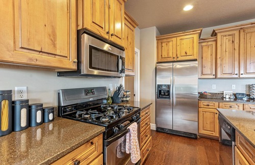 West Jordan House | Mountain View Cozy Home/Private Garage/Workspace/Wifi/Peaceful Community