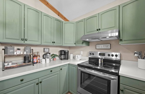 Sevierville Cabin | Mountain View! Dollywood 1 mi, Hot Tub, Fire Pit, King Suites, Arcade, Dogs OK!