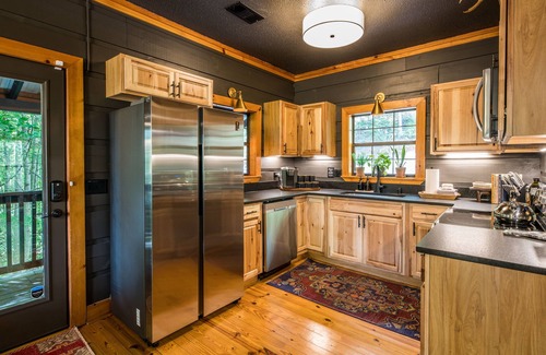 Gatlinburg - Pigeon Forge Cabin | Mountain View Fishing Pond & Poles Hot Tub 5 Miles to GSMNP Pool