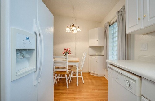 Golden Hills Condo | Mountain View Getaway ⁓ Perfect couples escape!
