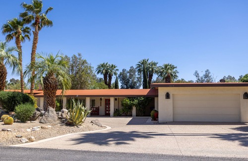 Borrego Springs House | Mountain-view home with private pool/hot tub, charming interior & roll-in shower