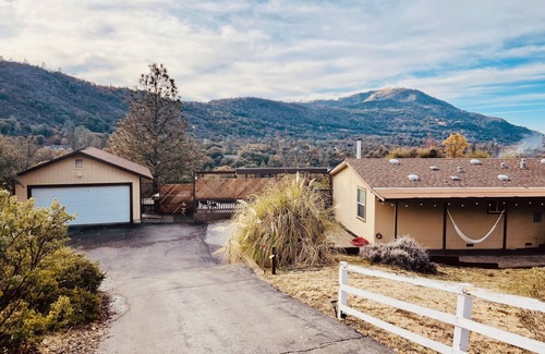 Oakhurst House | Mountain View Hideaway: Hot Tub, Near Yosemite & Bass Lake, Mountain View