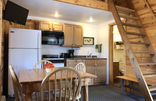 Hill City Hotel | Mountain View Lodge & Cabins