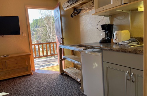 Hill City Hotel | Mountain View Lodge & Cabins
