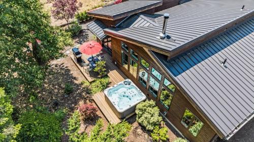 Cascade Locks House | Mountain-View Retreat with Hot Tub & Waterfalls
