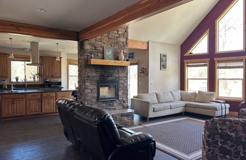 Palmer House | Mountain-View Retreat: Pond, Kayaks, Fire Pit, Hot Tub – Palmer, Alaska