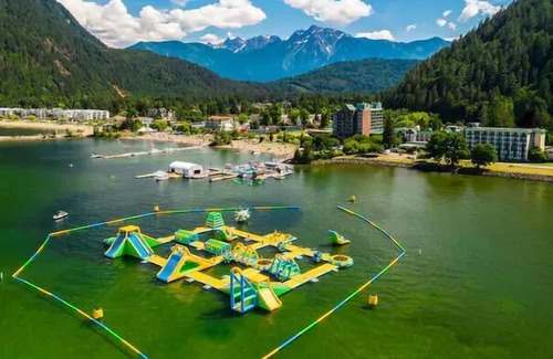 Agassiz House | Mountain View Spa Retreat