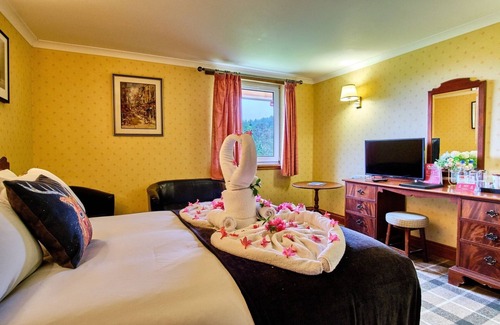 Tyndrum Hotel | Mountain View Stay with Gardens, Wildlife and Adventure Nearby