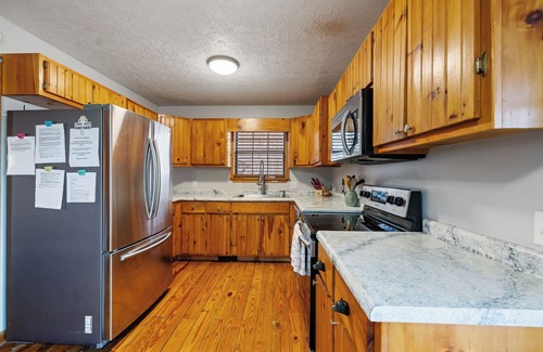 Young Harris Cabin | Mountain Views, 3 king beds, ready for Multi Couples get away! Fido too!