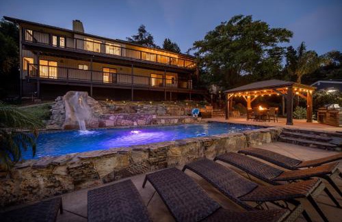 Mount Helix Villa | Mountain Villa in San Diego - Pool & Waterslide, Spa, Pickle Ball, Game room