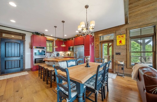 Boone House | Mountaintop Lodge with Views
