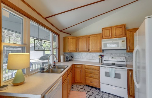 Wolf Laurel House | Mountaintop Mars Hill Cabin w/Wraparound Deck!