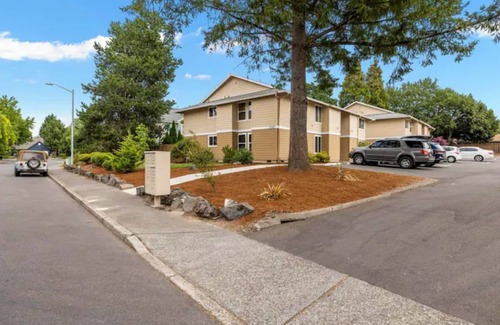 Aloha Apartment | Movies on Merlo: 3 Bed 2 Bath with Movie Projector