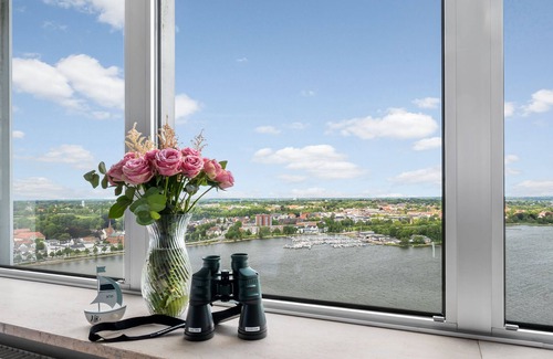 Schleswig Apartment | Möwenblick in the Wikingturm - directly on the water, view of the Schlei, 24th floor, shower room