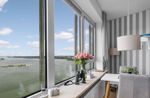 Schleswig Apartment | Möwenblick in the Wikingturm - directly on the water, view of the Schlei, 24th floor, shower room