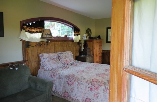 Accord Cabin | Mr Ed's Cabin on 27 acre Horse Farm Hot Tub & Stream