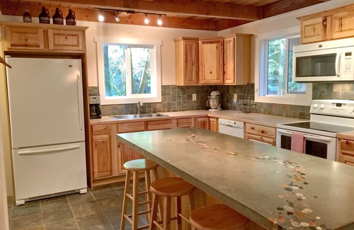 Glacier House | Mt. Baker Lodging Cabin 66 – SLEEPS 10!