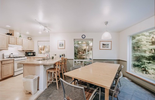 Glacier Ski Chalet | Mt Baker Rim Cabin 19 - Pet Friendly, WIFI, Hot Tub, Sleeps 10