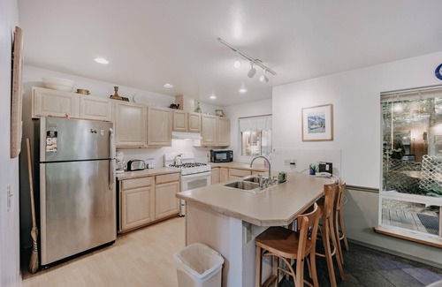 Glacier Ski Chalet | Mt Baker Rim Cabin 19 - Pet Friendly, WIFI, Hot Tub, Sleeps 10
