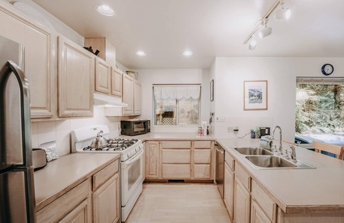 Glacier Ski Chalet | Mt Baker Rim Cabin 19 - Pet Friendly, WIFI, Hot Tub, Sleeps 10