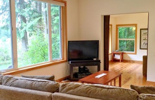 Glacier Ski Chalet | Mt Baker Rim Cabin 70 A pet friendly vacation home with a hot tub and wifi