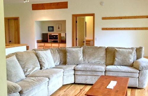 Glacier Ski Chalet | Mt Baker Rim Cabin 70 A pet friendly vacation home with a hot tub and wifi