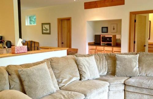 Glacier Ski Chalet | Mt Baker Rim Cabin 70 A pet friendly vacation home with a hot tub and wifi