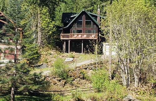 Glacier House | Mt Baker's Skyline sleeps 8, is pet friendly & includes a hot tub.